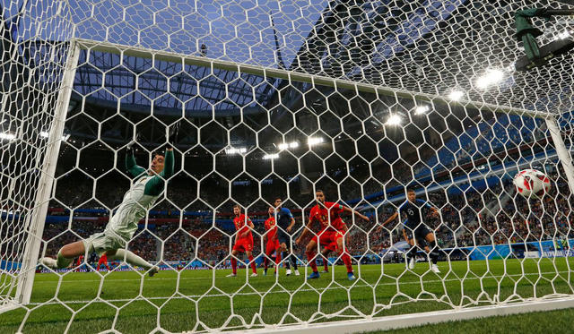 Bóng găm vào góc lưới khiến Courtois chẳng thể cản phá