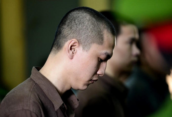 Nguyễn Hải Dương cuối mặt khi thẩm phán đọc cáo trạng.