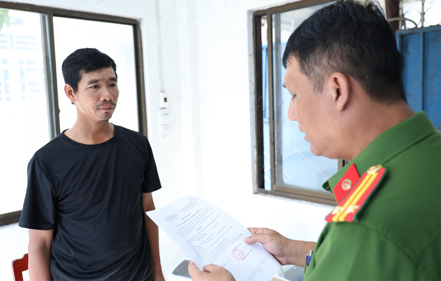 Phòng Cảnh sát hình sự Công an tỉnh An Giang tống đạt các quyết định khởi tố và lệnh tạm giam đối với bị can Nguyễn Thành Trung