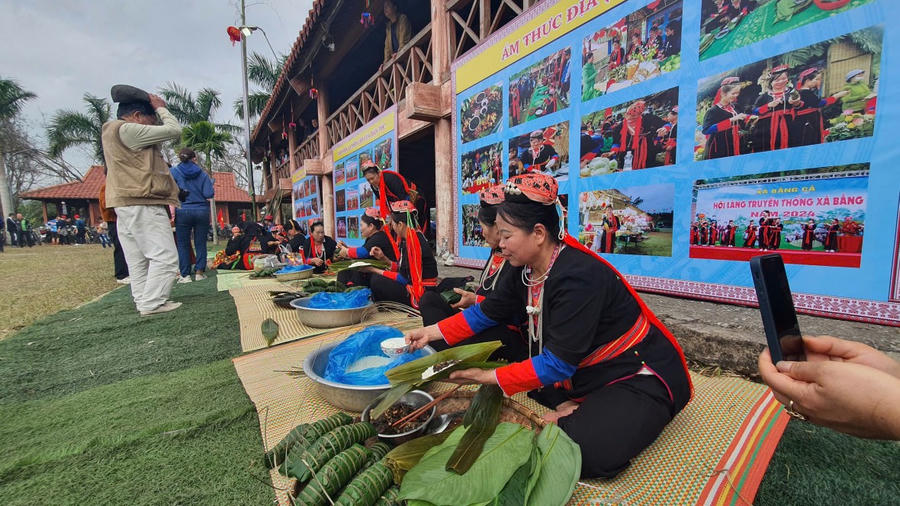 Phụ nữ người Dao Thanh Y xã Bằng Cả tất bật gói gói bánh gù trong ngày hội làng.