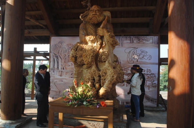 Nhiều Phật tử ghé thăm chùa Lam Sơn tấm tắc khi chiêm ngưỡng bức tượng Bồ Đề Đạt Ma. (Ảnh Duy Ngợi).              Điểm nhấn của bức tượng là nhiều nu gỗ tựa như chiếc áo Phật hoàn mỹ. (Ảnh Duy Ngợi).                       Tượng Bồ Đề Đạt Ma nhìn từ bên phải. (Ảnh Duy Ngợi).                        Bên trái bức tượng có nhiều đường vân, nu gỗ tuyệt đẹp. (Ảnh Duy Ngợi).