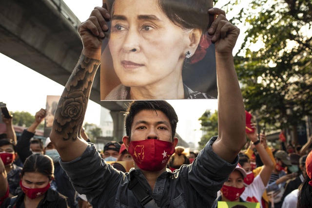 Người ủng hộ bà Aung San Suu Kyi biểu tình phản đối đảo chính bên ngoài đại sứ quán Myanmar ở thủ đô Bangkok, Thái Lan hôm 1/2 (Ảnh: Reuters)