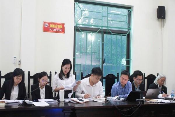 Các luật sư và Trợ giúp viên pháp lý tham gia bào chữa cho các bị cáo.