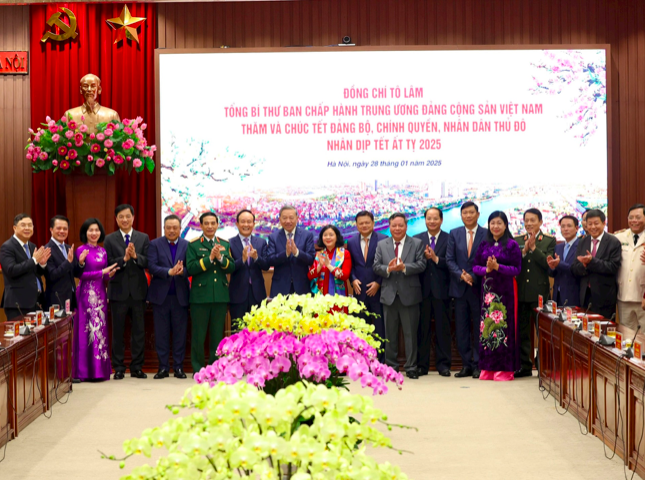 Tổng Bí thư Tô Lâm cùng các lãnh đạo Trung ương và lãnh đạo UBND thành phố Hà Nội. Ảnh: Viết Thành.