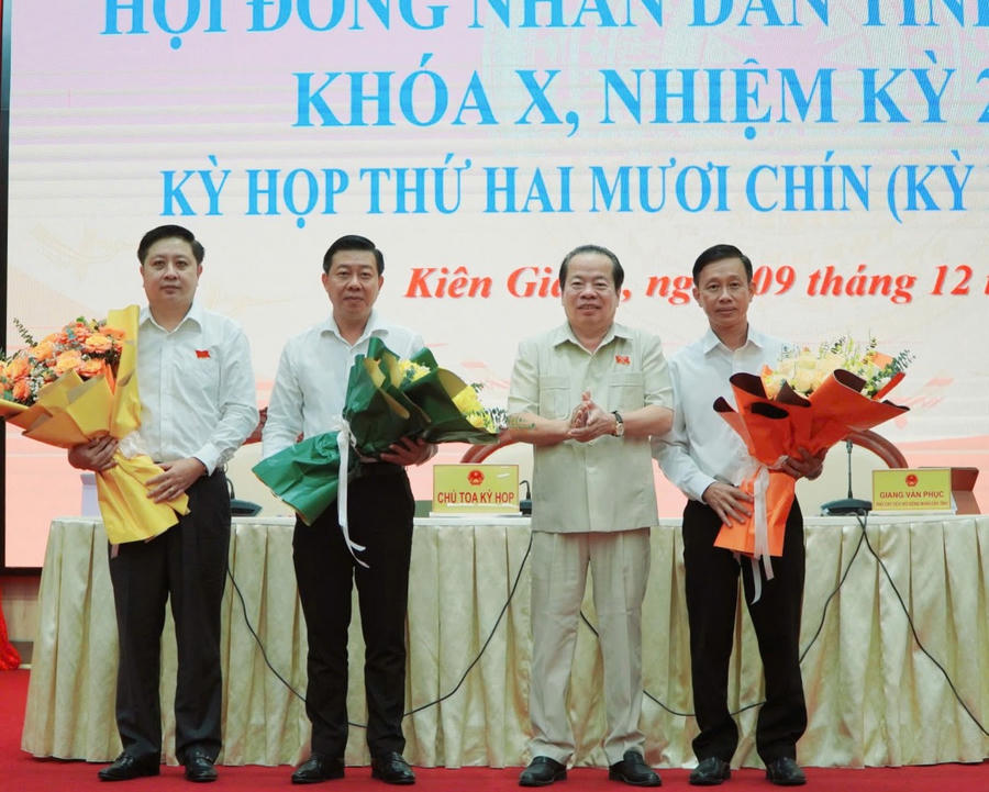 Ông Mai Văn Huỳnh, Chủ tịch HĐND tỉnh Kiên Giang trao hoa chúc mừng cán bộ trúng cử chức danh mới tại kỳ họp HĐND tỉnh sáng 9/12