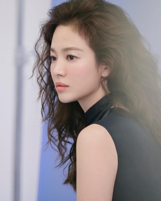 Song Hye Kyo tóc xù xinh đẹp ngất ngây trong loạt ảnh tung đúng Valentine - ảnh 3