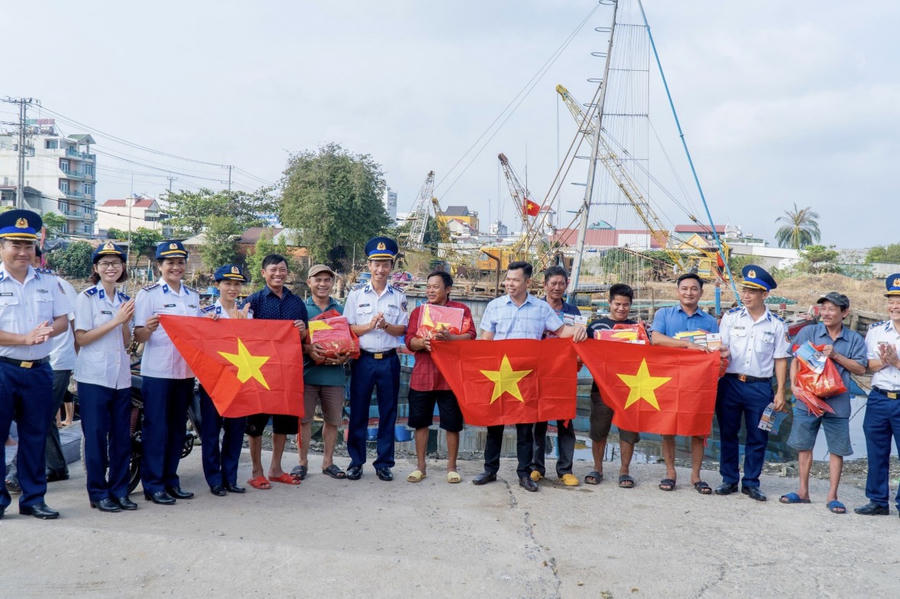 Tặng cờ cho ngư dân
