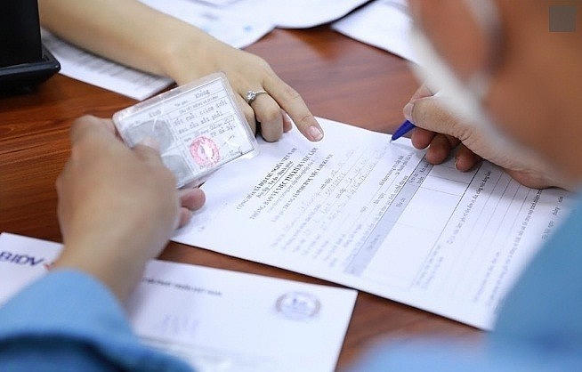 Hành vi giả mạo giấy tờ, tài liệu để vay tiền có vi phạm pháp luật?