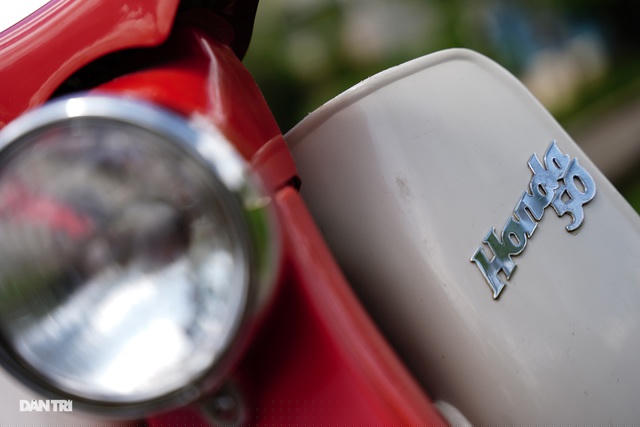 Logo nổi trên yếm xe vẫn sáng