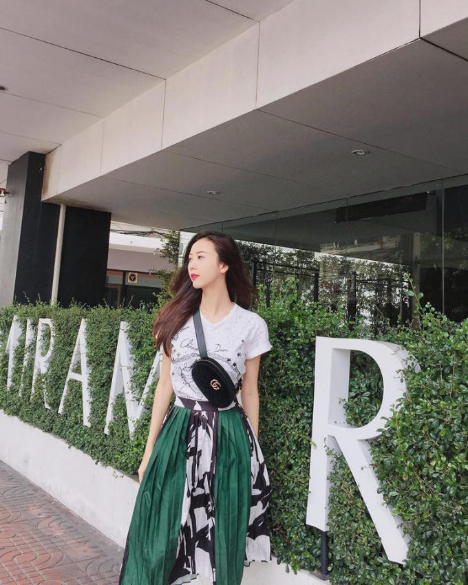 Vũ Ngọc Châm khép lại tin hot girl - hot boy Việt bằng những bức xúc: "Em xin lỗi mọi người vì đã để mọi người thấy 1 bản ngã của em từ hôm qua tới giờ. Em xoá hết tất cả không phải vì sợ, mà vì em muốn Facebook của em sạch sẽ, không dính bẩn. Em sẽ để mọi chuyện trên Facebook dừng tại đây vì tất cả đều không xứng đáng, thực sự không đáng 1 chút nào. Vì em tin ông trời có mắt, nhân quả có muộn hay sớm rồi cũng xảy ra thôi. Và em tin là... nào thì cũng thu hút những con ruồi. Còn em là lá, việc của em là xanh thôi".