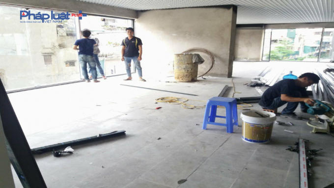Công nhân thi công tại một tầng của tòa nhà