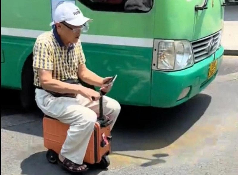 Ông T., quốc tịch Trung Quốc sử dụng vali điện di chuyển trên đường Nguyễn Huệ, quận 1
