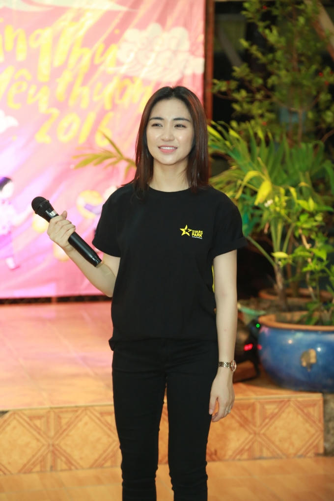 Hòa Minzy xúc động kể lại câu chuyện Trung thu thời thơ ấu.