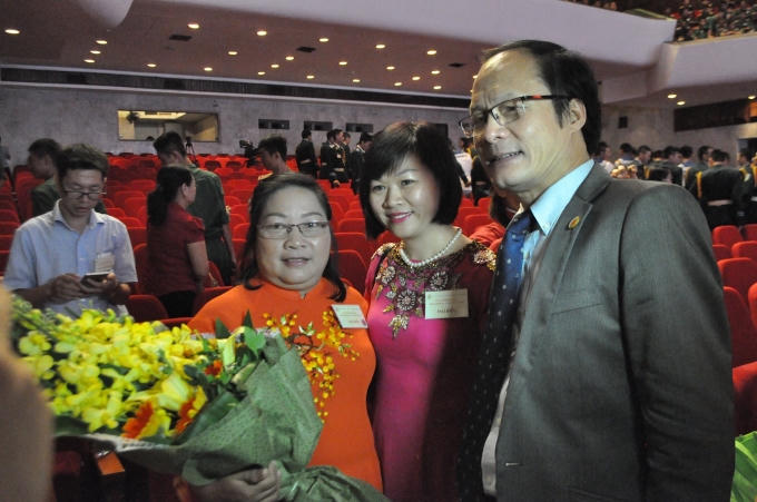 Bà Phạm Thi Nhí (ngoài cùng bên trái) là nạn nhân chất độc da cam do chiến tranh để lại.