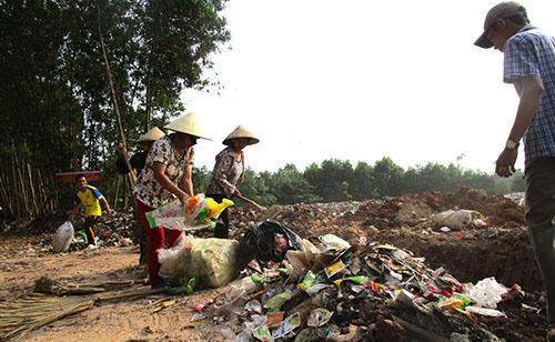 Người dân và cơ quan chức năng đang thu gom xử lý rác thải, giảm thiểu ô nhiễm. (Ảnh: Lam Sơn)