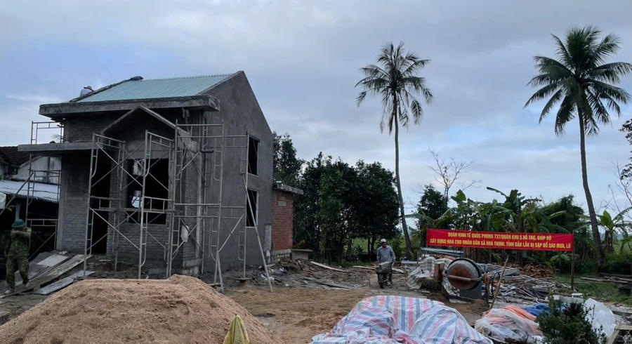 Những ngôi nhà của tinh thần đoàn kết dân tộc hiện hữu trên rốn lũ Hòa Thịnh.