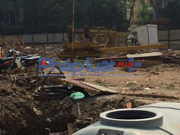 Vật liệu xây dựng và máy móc nằm ngổn ngang.