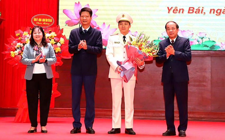 Đồng chí Tạ Văn Long - Phó Bí thư Thường trực Tỉnh ủy, Chủ tịch HĐND tỉnh cùng lãnh đạo tỉnh tặng hoa chúc mừng Thượng tá Nguyễn Tiến Đỗ - Phó Giám đốc Công an tỉnh. (Ảnh: Báo Yên Bái).
