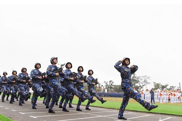 Duyệt đội ngũ tại Lễ ra quân huấn luyện.