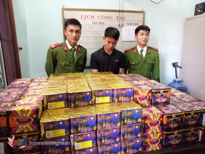Đối tượng Đặng Ngọc Tuấn Anh cùng tang vật tại Công an thị xã Thái Hòa. (Ảnh: Truyền hình Nghệ An)