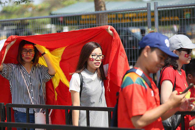 Clip: Cổ động vi&ecirc;n Việt Nam đến s&acirc;n