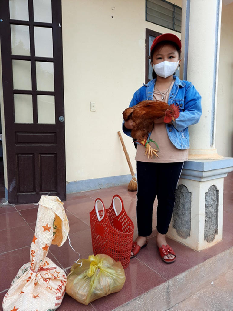 Bé Linh mang gà và bí đến ủng hộ xã nấu cơm cho người dân trong khu cách ly và lực lượng chống dịch. (Ảnh: Hoàng Văn Ngọc)