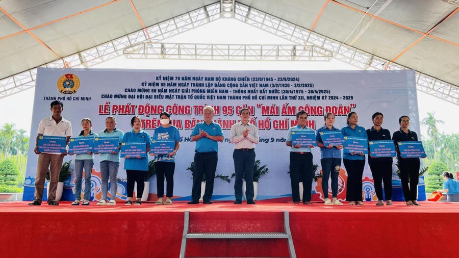 Trao bảng tượng trưng hỗ trợ “Mái ấm công đoàn” cho đoàn viên, người lao động, hộ gia đình khó khăn.