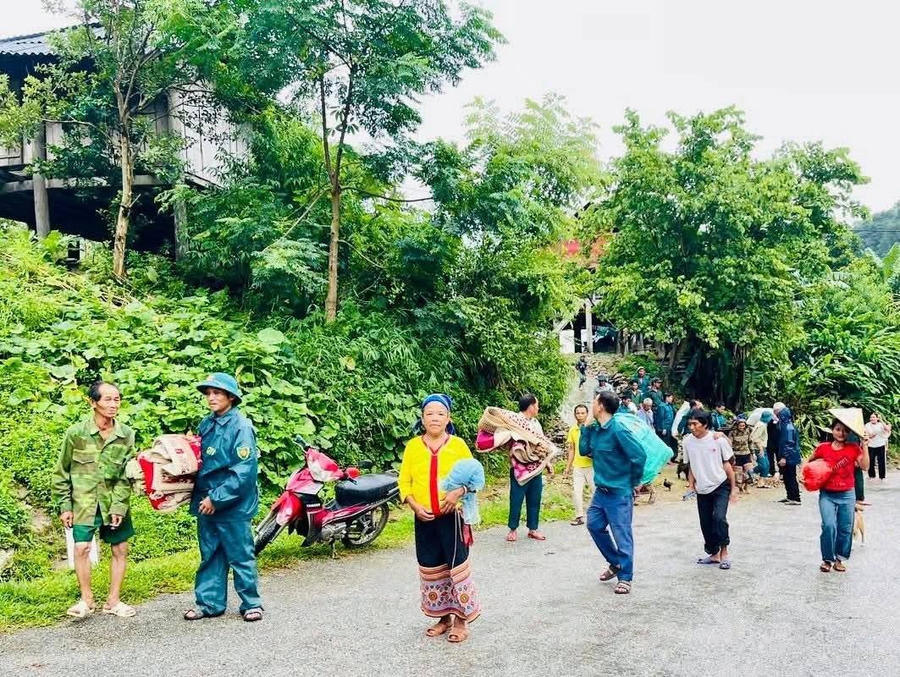 Di dời khẩn cấp nhiều hộ dân tại xã Nhôn Mai đến nơi an toàn.