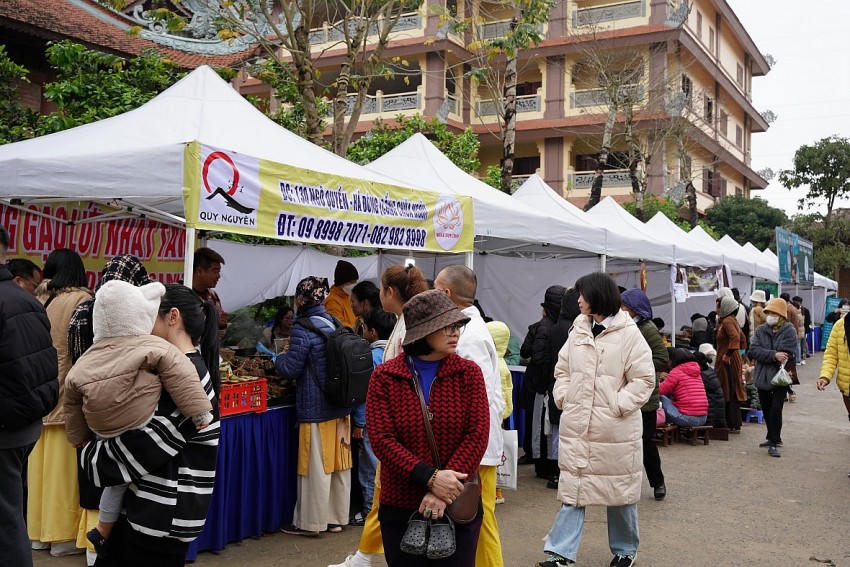 Đa dạng các món ăn chay tại buổi lễ. Ảnh: Bảo Thy, Tuấn Hạnh Trần