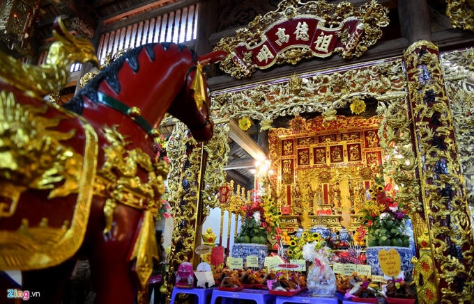 Bàn thờ chính và bàn thờ tam vị thánh được trang trí tinh xảo, sơn son thiếp vàng, thiết kế cầu kỳ, rất trang trọng. NSƯT Hoài Linh vốn sống tâm linh nên toàn bộ cấu trúc đền thờ được anh bàn bạc, thảo luận kỹ lưỡng trước khi xây dựng.