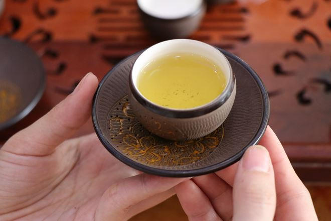 Chè được pha với màu nước xanh, tạo hương thơm phức.