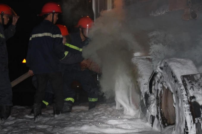 Xe đầu k&eacute;o bỗng dưng ph&aacute;t hỏa tr&ecirc;n Quốc lộ 1A