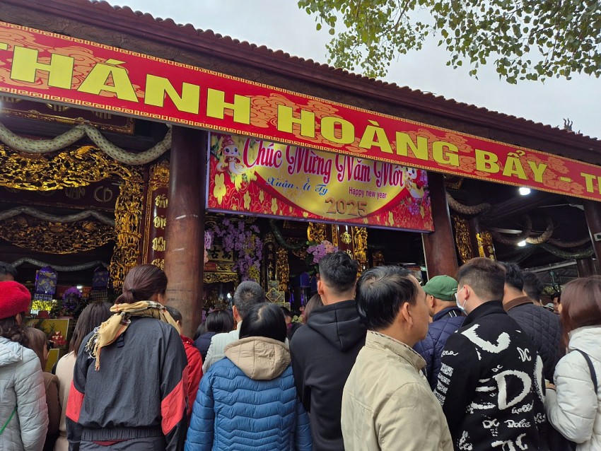 Đền Bảo Hà được xây dựng vào cuối đời Lê Cảnh Hưng, thờ danh tướng Hoàng Bảy họ Nguyễn, người có công bảo vệ và xây dựng Tổ quốc ở cửa ải Lào Cai. Vào cuối triều Lê (1740 - 1786), các châu: Thuỷ Vĩ, Văn Bàn và nhiều nơi khác thuộc phủ Quy Hóa luôn bị giặc tràn sang cướp phá. Trước tình hình đó, triều đình cử danh tướng họ Nguyễn đưa đội quân tiến dọc sông Thao đánh đuổi bọn giặc, giải phóng Khau Bàn và xây dựng Bảo Hà thành căn cứ lớn.
					
				
			
			Đền Bảo Hà được xây dựng vào cuối đời Lê Cảnh Hưng, thờ danh tướng Hoàng Bảy họ Nguyễn, người có công bảo vệ và xây dựng Tổ quốc ở cửa ải Lào Cai. Vào cuối triều Lê (1740 - 1786), các châu: Thuỷ Vĩ, Văn Bàn và nhiều nơi khác thuộc phủ Quy Hóa luôn bị giặc tràn sang cướp phá. Trước tình hình đó, triều đình cử danh tướng họ Nguyễn đưa đội quân tiến dọc sông Thao đánh đuổi bọn giặc, giải phóng Khau Bàn và xây dựng Bảo Hà thành căn cứ lớn.