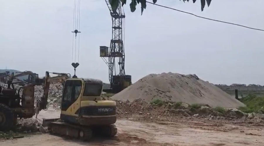 Bãi tập kết cát, sỏi của Công ty Bắc Trung Nam JSC.
					
				
			
			Bãi tập kết cát, sỏi của Công ty Bắc Trung Nam JSC.