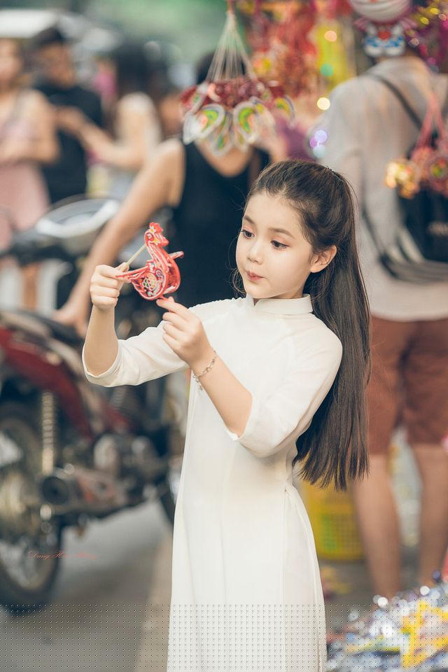 Bé diện trang phục áo dài trắng tinh khôi, mái tóc đen dài suôn mượt, cười vui làm nên những khoảnh khắc đáng nhớ. Nét đáng yêu của bé Gia Ly khiến người xem không thể nào rời mắt khỏi và không tiếc lời ngợi khen. Nhiều người còn cho rằng, ngắm nhìn những hình ảnh xinh xắn của bé có thể quên hết đi mọi vướng bận, mệt mỏi đời thường.