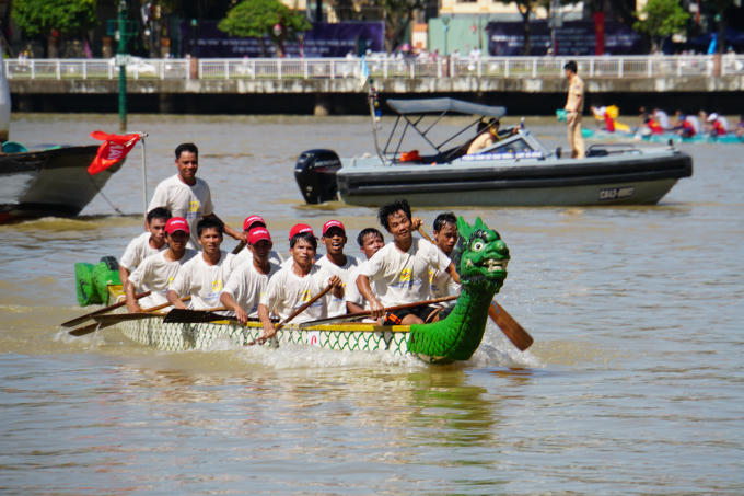 Khu vực bờ sông Hàn diễn ra nhiều sự kiện đua thuyền rồng truyền thống, thuyền kayak hay Vũ hội đường phố.