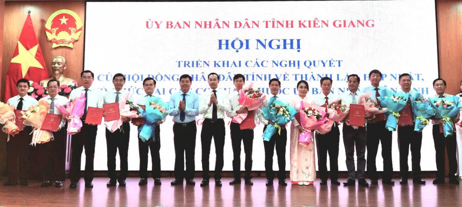 Lãnh đạo tỉnh Kiên Giang trao các quyết định về thành lập, hợp nhất, tổ chức lại các cơ quan thuộc Ủy ban nhân dân tỉnh và công bố các quyết định về công tác cán bộ.
