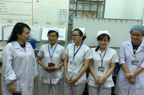 Thăm hỏi, động viên và tặng quà cán bộ nhân viên bệnh viện.