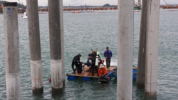 Các thợ lặn được trang bị phương tiện và thiết bị để tiến hành khai quật tàu đắm.