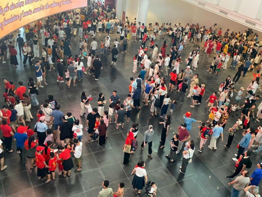 Dòng người đông như nêm đổ về Bảo tàng lịch sử quân sự Việt Nam.