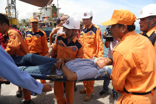 Các thuyền viên được đưa vào bờ điều trị.