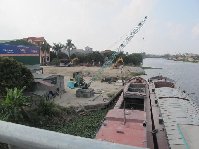 Khúc sông dài chừng 1,5 km nhưng có rất nhiều bến bãi hoạt động không phép.