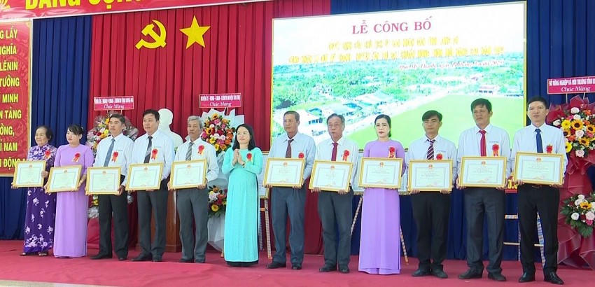 Tập thể và cá nhân được khen thưởng vì có thành tích tiêu biểu trong xây dựng xã đạt chuẩn NTM nâng cao.