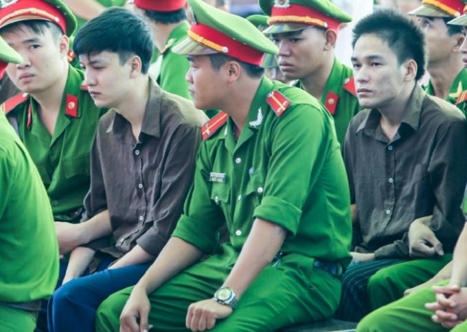 Nguyễn Hải Dương (trái) và Trần Đình Thoại tại tòa sơ thẩm.