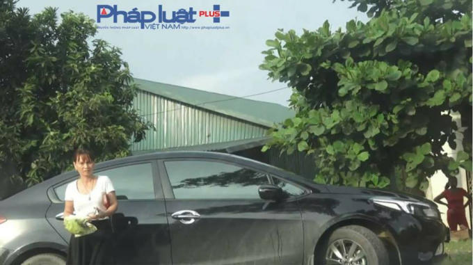 Bà Nguyễn Thị Xuyến cùng một phụ nữ mặc quần áo màu hồng, trong vai trò cảnh giới. (Ảnh: Tiến Vũ)