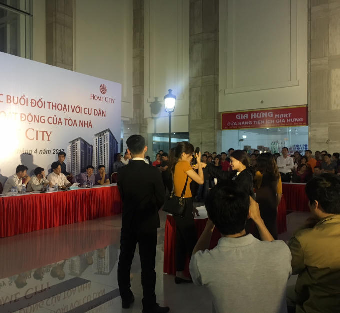 Người dân có ý kiến trong cuộc họp.