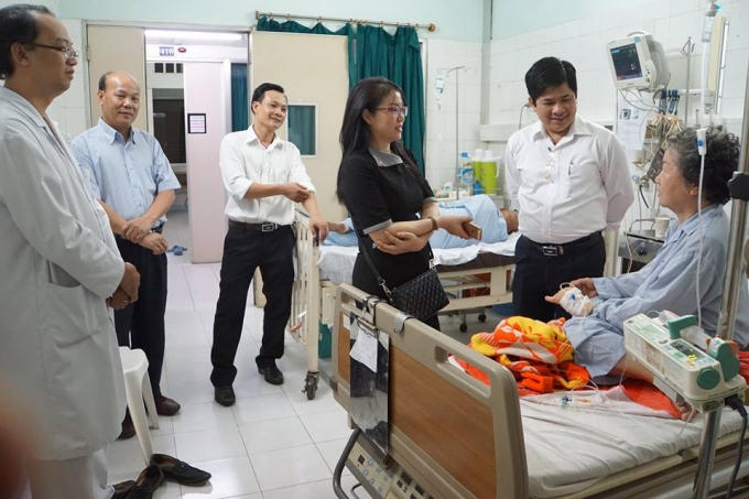 Lãnh đạo Bệnh viện xuống tận giường bệnh thăm hỏi và động viên Bệnh nhân.