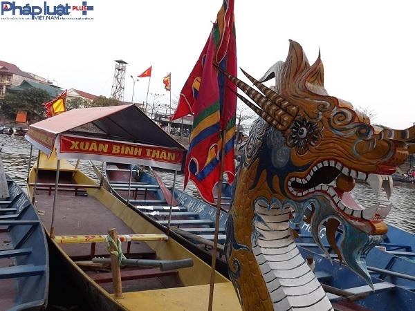 Khách thập phương tấp nập đổ về chùa Hương trước giờ khai hội