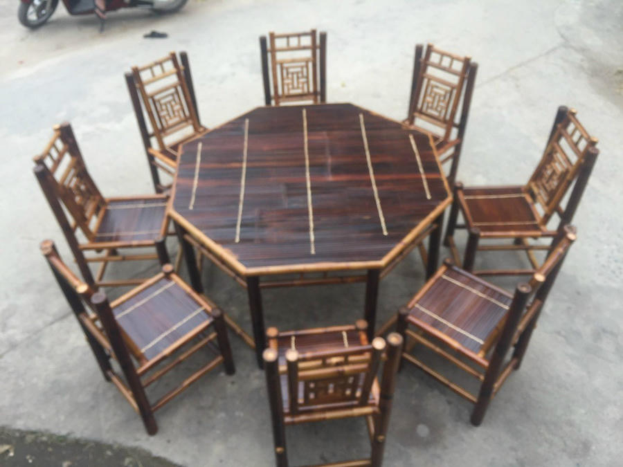 Bàn ghế bát giác tre trúc của HTX mây tre Mạnh Hằng ở xã Phú Thịnh, huyện Yên Bình đang trong quá trình xây dựng để trở thành sản phẩm OCOP