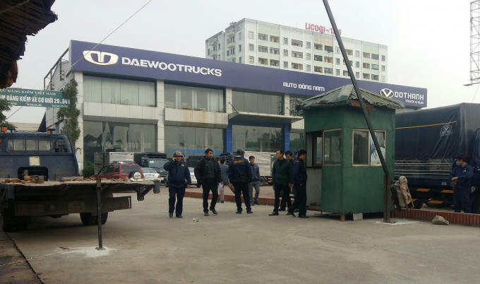 Hanoimilk lập chốt bảo vệ kiểm soát lối ra vào của EMC sau ngày hết hạn hợp đồng.